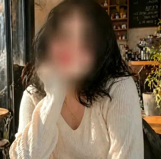 Amira, 25