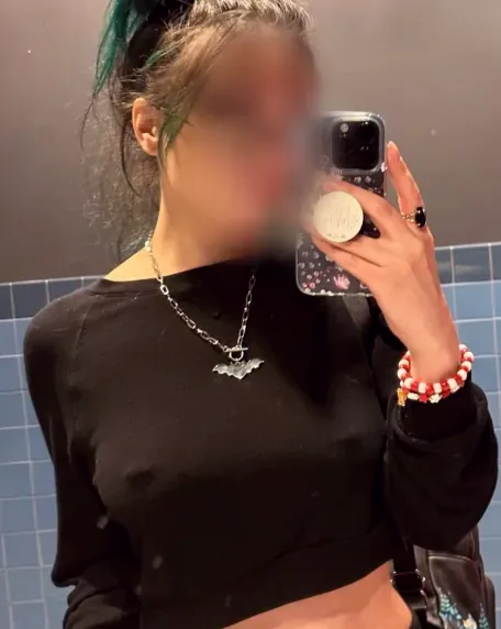 Amira, 28
