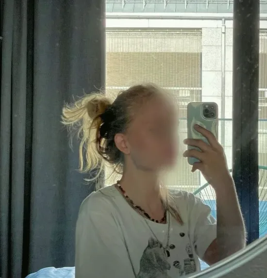 Nicoline, 19